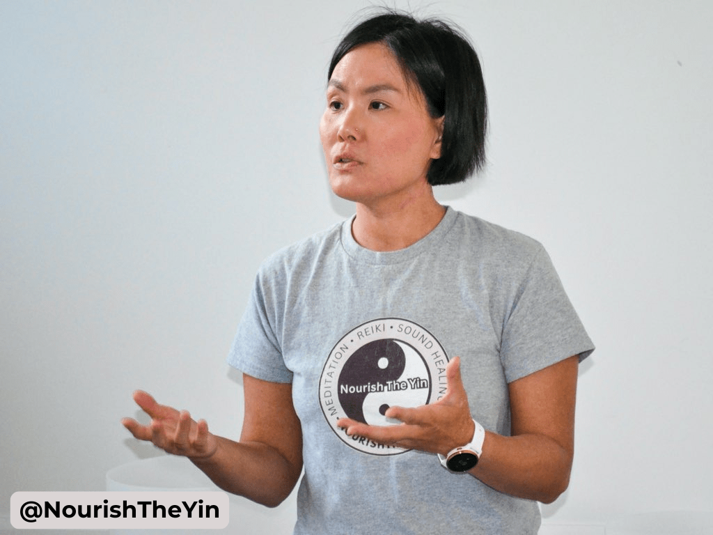 Image of Dorothy speaking while facilitating a class